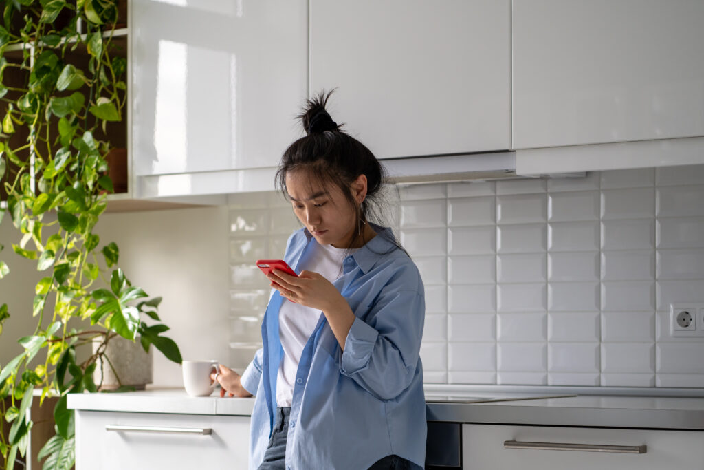 Comment les escrocs utilisent-ils le téléphone pour arnaquer les gens